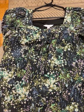 Black Floral with subtle silver embellishments Puff Sleeve Top Size Sm